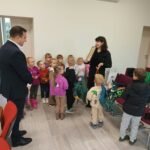 Kai mažos rankytės pasibeldžia į dideles miesto duris... 844825314 2151545315717657 642924087043068443 n